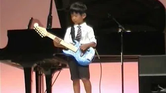 ５歳の子どもがギターを弾く AC/DC 