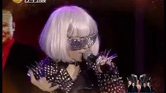 这是在模仿Lady Gaga吗？美女白色短发黑色皮衣嗨唱英文歌