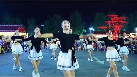 四川泸州清一色美女跳广场舞《闯码头》真是别具一格的广场舞