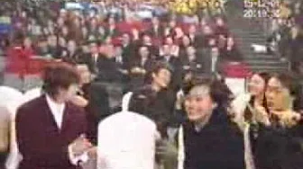 巨搞一幕：谢霆锋坐在陈冠希和张柏芝中间唱歌+王菲也在场