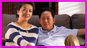 51岁江珊一家近照，小15岁老公比靳东还帅，女儿长得比她还美