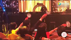 2018电视剧品质盛典：张嘉译在台上唱歌，靳东在台下挥舞着荧光棒！