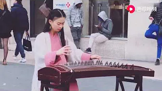 中国女孩在国外街头弹奏古筝，吸引外国人围观，听得陶醉！