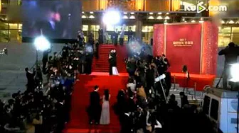 金秀贤杀青宴夜店嗨歌照曝光 教授展歌喉变麦霸